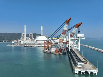 華潤海豐卸船機順利吊裝，助力粵港澳大灣區(qū)能源供應(yīng)